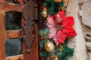 Noel süslemeleri, noel süsleri, süslü püslü ahşap kapılar..