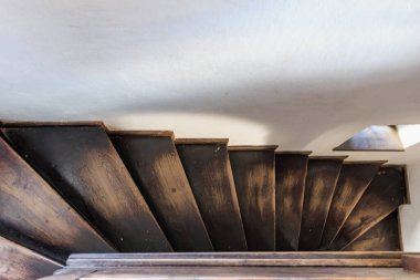 Kırsal ahşap merdiven güneş ışığı altında Duvara gölgeler düşüyor.