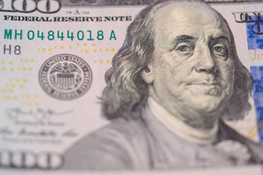 Benjamin Franklin 'in 100 dolarlık banknotunu yakın plan çekiyoruz..