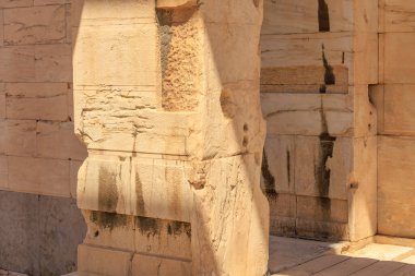 Üzerinde gölge olan taştan bir sütun. Gölge sütunun kenarında ve çok karanlık, Atina 'da Akropolis