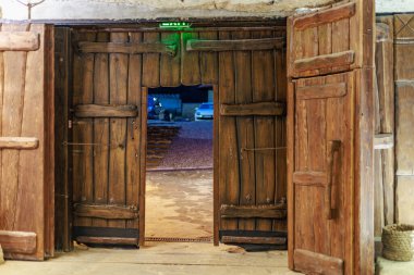 Kırsal ahır kapıları manzaralı avlu manzarasına açılıyor..