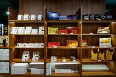 Çikolata ambalajlı ve kutulu süpermarket rafı. 1 Mart 2023 Balti Moldova.