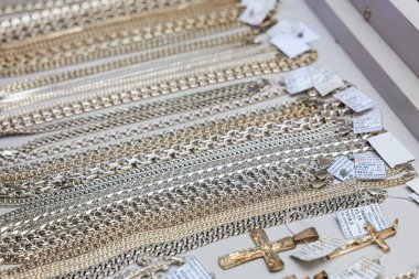 Altın ve gümüş zincirler ve kuyumcuda sergilenen haç kolyeler. 3 Kasım 2023 Balti Moldova.