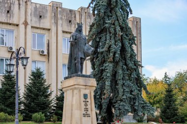 Hükümet binasının yakınındaki şehir parkındaki tarihi bir şahsın bronz heykeli. 13 Ekim 2024 Cimislia Moldova.