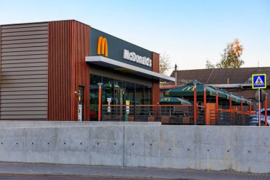 Popüler küresel fast food zinciri McDonald 's. 21 Ekim 2024 Balti Moldova.