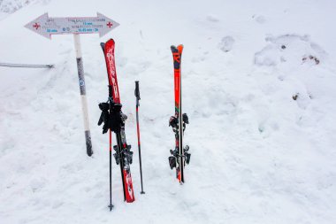 Renkli kayaklar ve direklerle karda direkler. 15 Aralık 2024 'te Romanya.