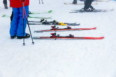 Kar yamacında kayak ve sırıkla kış kayak ekipmanları. 15 Aralık 2024 'te Romanya.