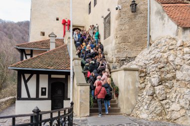 Bir grup insan Kont Drakula 'nın kalesindeki taş bir merdivenden yukarı çıkıyorlar. 16 Aralık 2024 Bran Romanya.