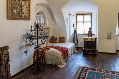 Yatak odası, şifonyer, pencere, Drakula kalesi. 16 Aralık 2024 Bran Romanya.