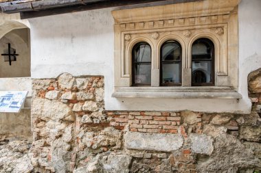 Üç cam bölmeli pencere. 16 Aralık 2024 Bran Romanya.