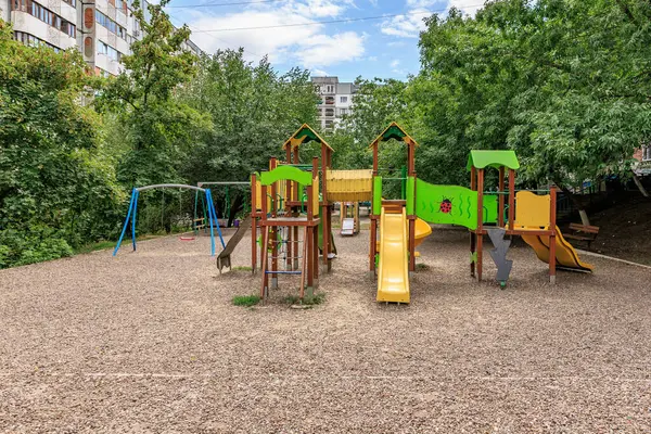 Şehir parkında slaytlar ve salıncaklar olan renkli bir oyun alanı. 30 Haziran 2024 Balti Moldova.