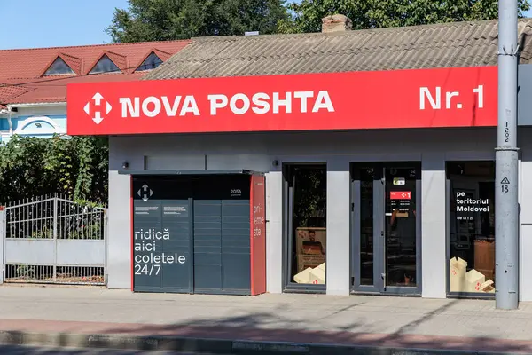 Nova poshta kurye ofisinin dış tarafında şehir merkezinde kırmızı tabela var. 9 Eylül 2024 Balti Moldova.