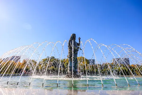 Ortasında bir kadın heykeli olan bir çeşme. Su fıskiyeden fışkırıyor ve gökyüzü berrak ve mavi. 27 Ekim 2024 Chisinau Moldova