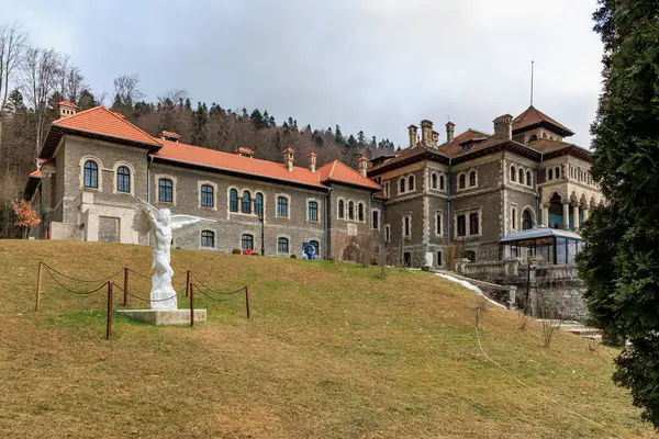 Cantacuzino Kalesi 'nde heykeli olan büyük bir bina. 15 Aralık 2024 Busteni Romanya.