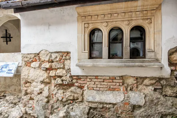 Üç cam bölmeli pencere. 16 Aralık 2024 Bran Romanya.