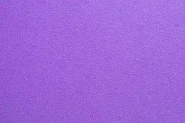 Siyah ve beyaz desenli mor bir arka plan. Arka plan morun koyu tonudur, desen ise beyaz ve siyah desenli origami kağıdının bir kombinasyonudur.
