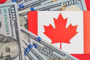 Kanada bayrağı ve Amerikan doları konsepti.