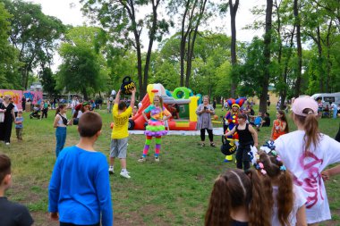 Çocuk açık hava festivali. Oyunlar, renkli kostümler, park dekorları. 31 Mayıs 2024 Balti Moldova.