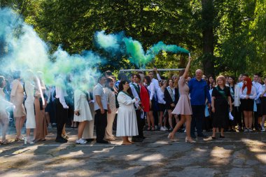 Mezuniyet kutlaması açık hava töreninde sis bombalarıyla. 31 Mayıs 2024 Balti Moldova.
