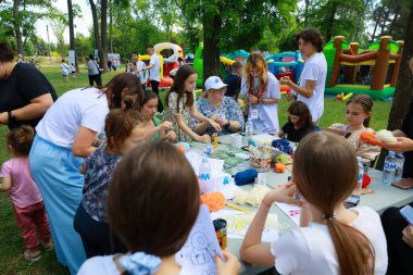 Genç Kafkas grubu park etkinliğinde açık hava zanaat faaliyetlerinde bulundu. 31 Mayıs 2024 Balti Moldova.