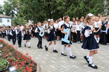 Okul töreninde üniformalı beyaz çocuklar vardı. 2 Eylül 2024 Balti Moldova.