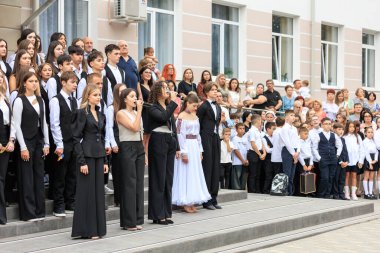 Okul etkinliği resmi giyinmiş öğrenciler ve ailelerle. 2 Eylül 2024 Balti Moldova.