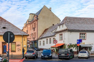 Bina ve park sorunu olan bir sokak sahnesi. Sokakta park edilmiş birkaç araba var. 14 Aralık 2024 Brasov Romanya