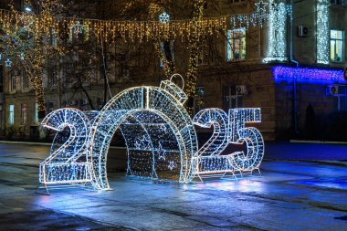 Şenlik 2025 yeni yıl ışık gösterisi şehir kış gecesi sahnesinde. 27 Aralık 2024 Balti Moldova.