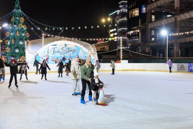 Akşamları ailelerle buz pateni pisti ve noel ağacı. 27 Aralık 2024 Balti Moldova.