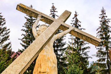 Heykel İsa, Moldova 'daki Hincu manastırında çarmıhını taşıyor. Seçici odaklı arkaplan ve metin için alanı kopyala