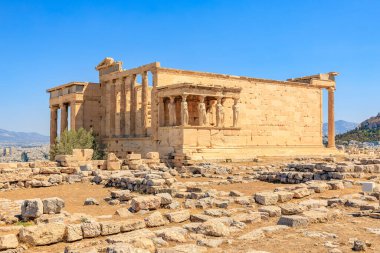Bir sürü taşı ve boş alanı olan büyük bir bina. Bina bir çölde, Akropolis Atina 'da.