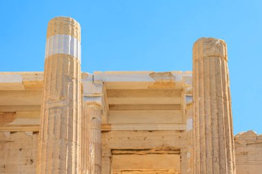 Sütunlar kahverengi ve beyaz. Sütunlar, Atina 'daki Akropolis adlı bir binanın parçası
