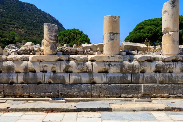 Ephesus antik şehrinin kalıntıları. İnsanlığın Antik Yunan ve Antik Roma 'dan kalma kültürel mirası. Seçici odaklı arkaplan