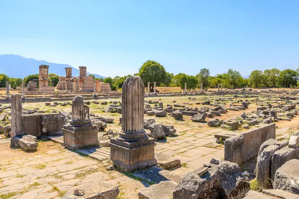 Bir sürü taş sütun ve heykeli olan geniş bir alan. Bölge boş ve sessiz. Gökyüzü açık ve mavi. Yunanistan 'ın antik Filippi kentinin kalıntıları
