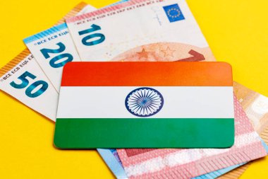 Avro banknotlarının üzerindeki Hindistan bayrağı uluslararası ticaret ve ekonomik ilişkileri simgeliyor.
