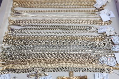 Fiyat etiketli altın ve gümüş zincirli kolyeler. 3 Kasım 2023 Balti Moldova.