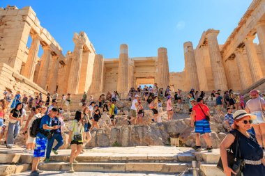 Büyük bir insan kalabalığı sütunlarla bir binanın etrafında yürüyor. Manzara hareketli ve hareketli, insanlar birlikte vakit geçiriyorlar. 9 Ağustos 2024 Atina Yunanistan
