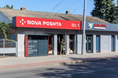 Moldova 'daki Nova Posta Ofisi' nin yakınında asker var. 9 Eylül 2024 Balti Moldova.