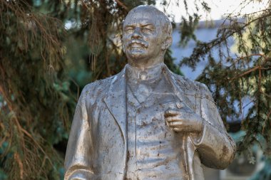 Açık havada tarihi erkek figürünün bronz heykeli, Lenin. 13 Ekim 2024 Basarabeasca Moldova.