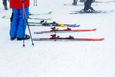 Kayakçı karlı dağda kış macerasına hazırlanıyor. 15 Aralık 2024 'te Romanya.