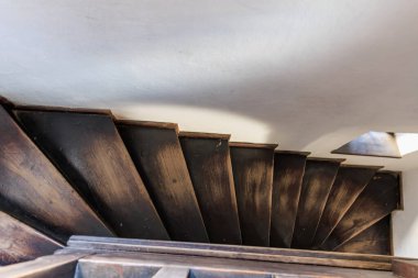 Tahta merdivenli merdiven, Drakula kalesi. 16 Aralık 2024 Bran Romanya.