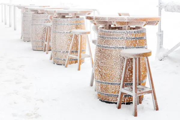Kar kaplı varil masaları ve kışın açık havada tabureler..