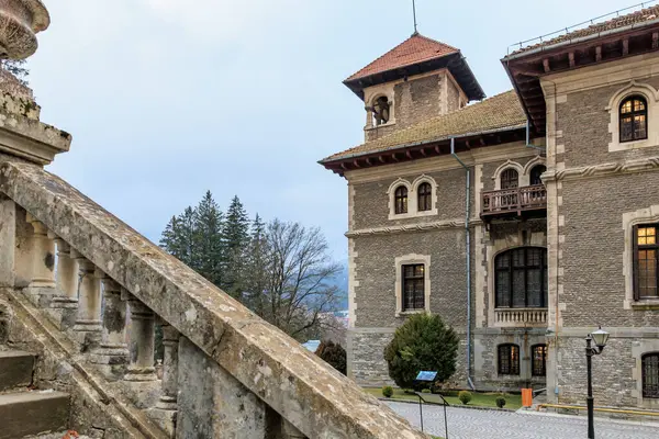 Taştan bir merdiveni olan büyük bir bina. 15 Aralık 2024 Busteni Romanya.