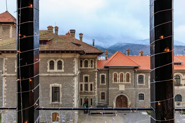 Kırmızı çatılı ve beyaz çatılı bir bina. 15 Aralık 2024 Busteni Romanya.