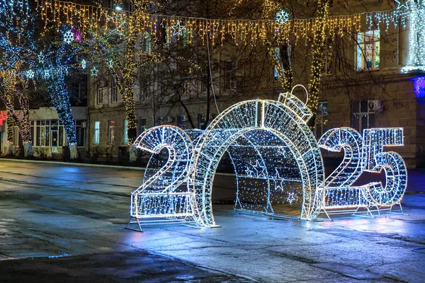 Aydınlatılmış yeni yıl 2025 sokak ışıkları. 27 Aralık 2024 Balti Moldova.