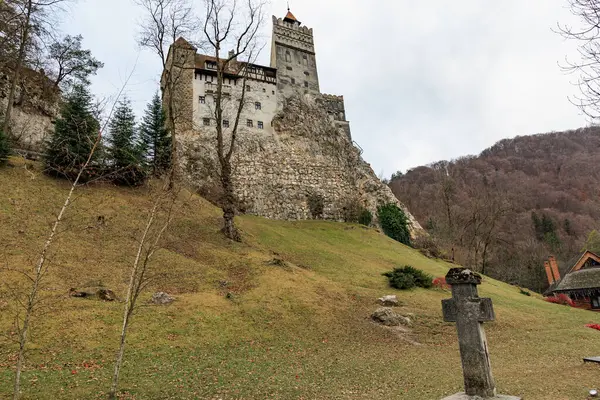 Castle yerde haç olan bir tepede. 16 Aralık 2024 Bran Romanya.