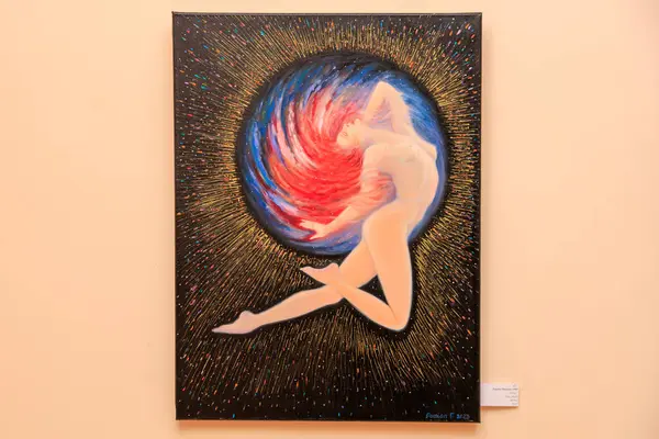 Bir tabloda bir kadın tasvir edilir, bacakları açılır ve kolları açılır. 12 Mart 2024 Balti Moldova