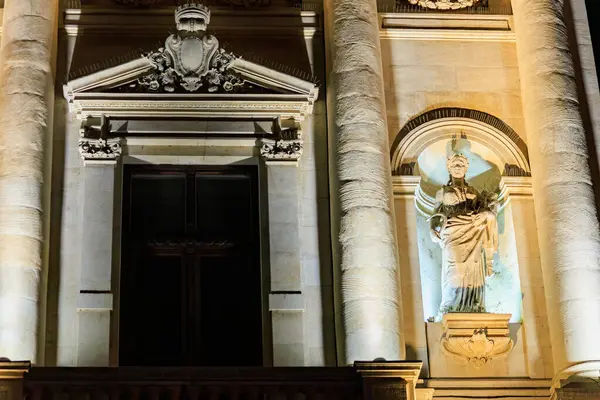 Geceleri klasik heykelle mimari cepheyi aydınlatırdı. 8 Mart 2025 Bükreş Romanya.