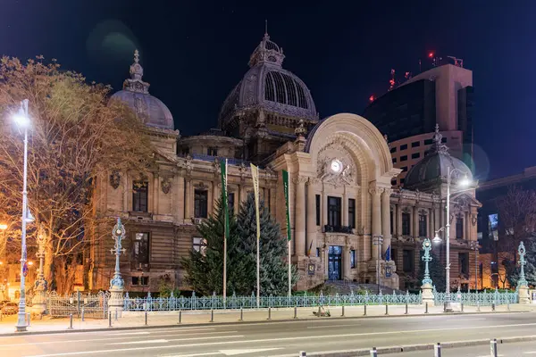 Romanya 'nın Bükreş kentinde geceleyin aydınlatılan tarihi cec sarayı. 8 Mart 2025 Bükreş Romanya.