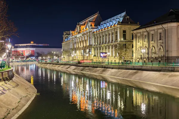 Bükreş mimarisinin gece görüşü Romen nehrinden tercüme edilen Dambovita Nehri 'ne yansıdı. 8 Mart 2025 Bükreş Romanya.